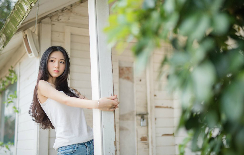 曾认为即使穷困潦倒走投无路，亲情就是最后的稻草，也会伸出温暖的双手。现在慢慢才知道，变质了的亲情就只剩无情了，疏远和冷漠才是真正的面孔！实力永远决定你在亲情中的位置！任何时候只能相信自己。
